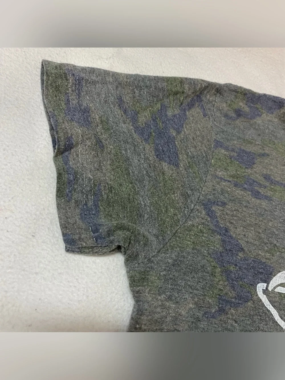 Camouflage T-shirt with 2022 Heart and Texas map print kids youth size small 6/7